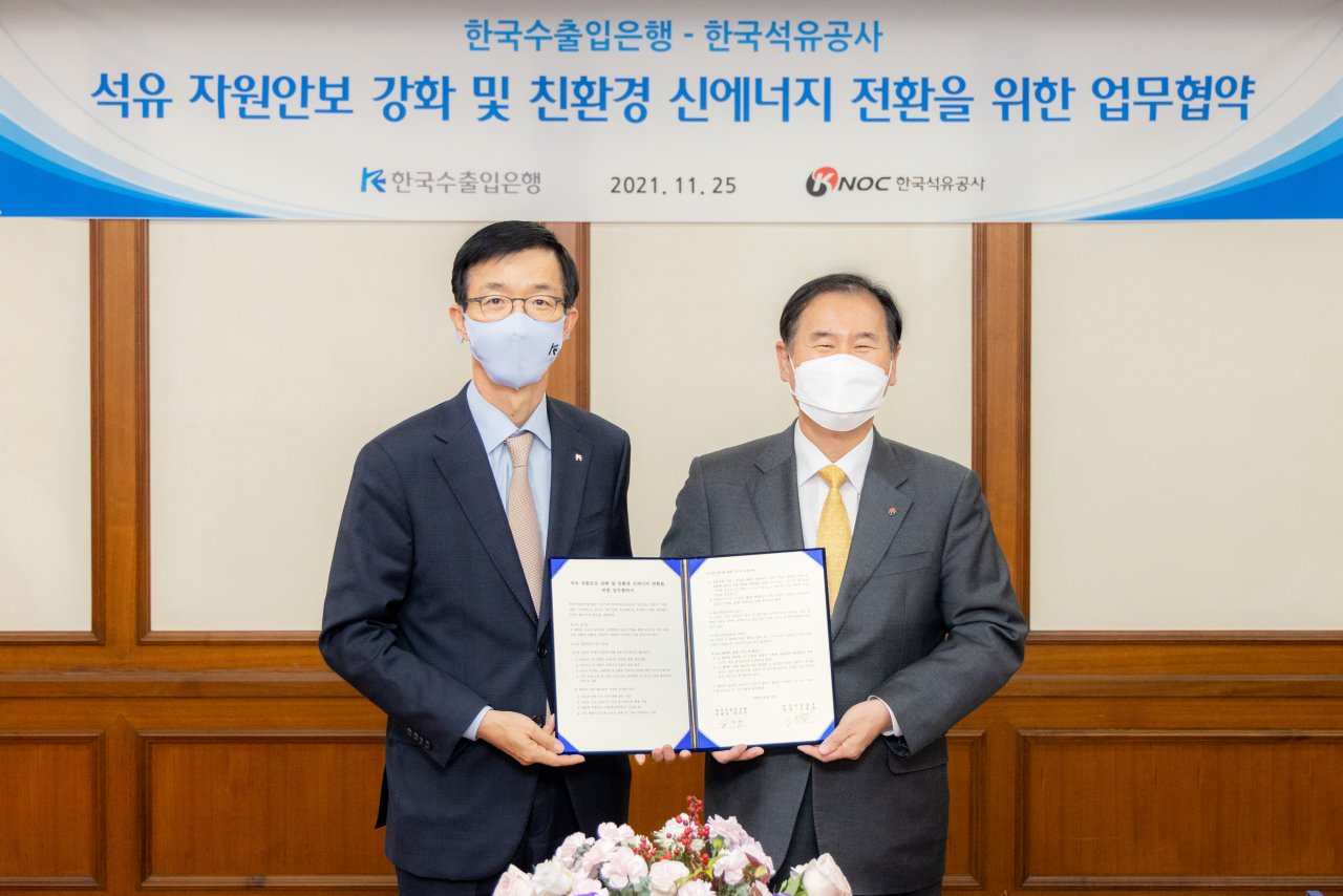 [사진=방문규 수출입은행장(사진 왼쪽)이 25일 오후 수은 본점에서 김동섭 한국석유공사 사장과 '석유자원안보 강화 및 친환경 신에너지 전환을 위한 업무협약'을 체결했다.]