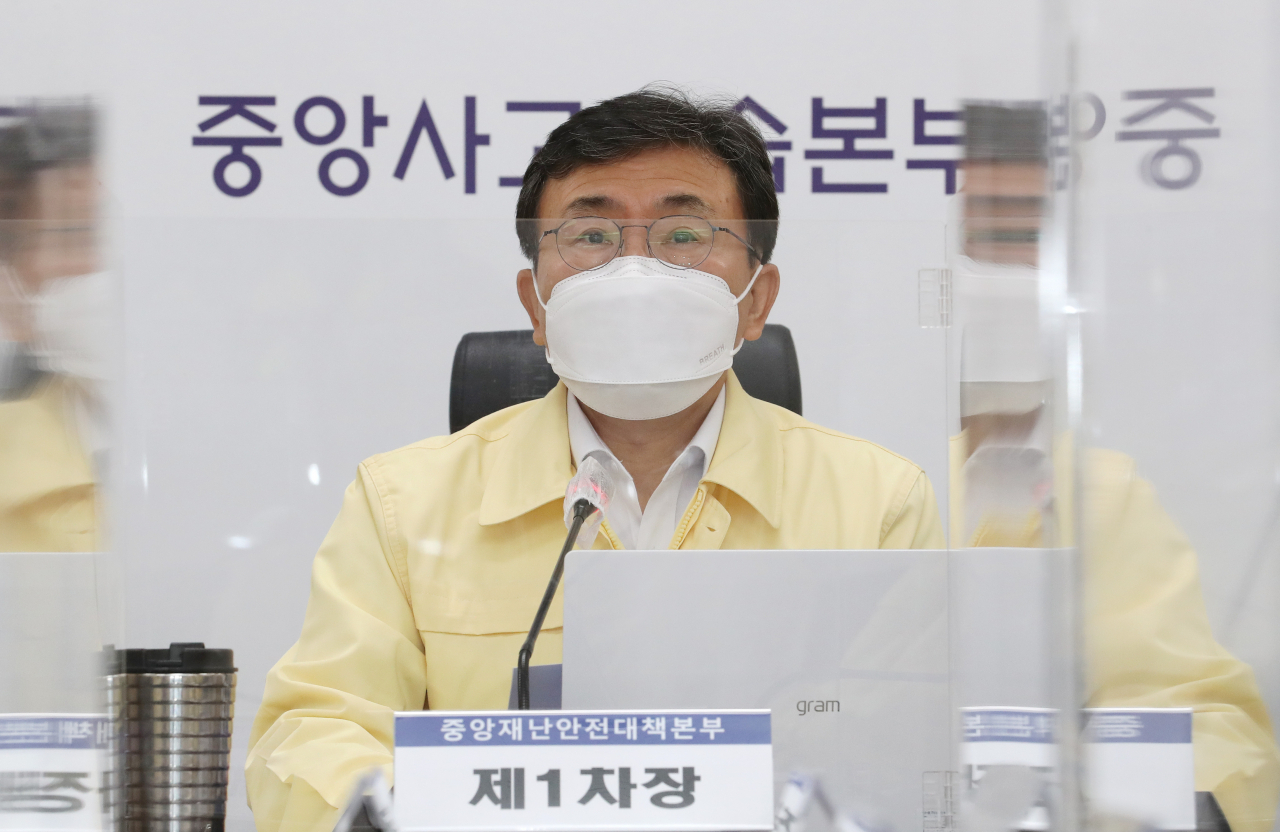 권덕철 중앙재난안전대책본부 1차장(보건복지부 장관)이 26일 오전 세종시 정부세종청사에서 열린 코로나19 대응 중앙재난안전대책본부 회의에서 발언하고 있다. [연합]