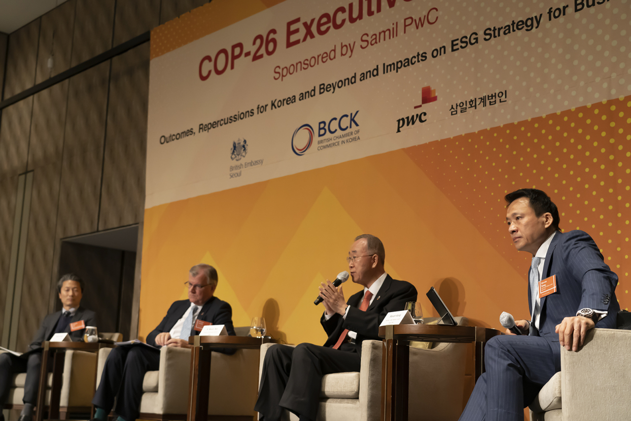 25일 진행된 ‘COP-26 합의 결과가 한국과 기업의 ESG 전략에 미치는 영향’ 조찬 세미나에서 (왼쪽부터) 이동규 외교부 기후환경과학외교국 국장, 사이먼 스미스 주한영국대사, 반기문 전 유엔사무총장, 스티븐 강 삼일PwC ESG 플랫폼 리더. [삼일PwC 제공]