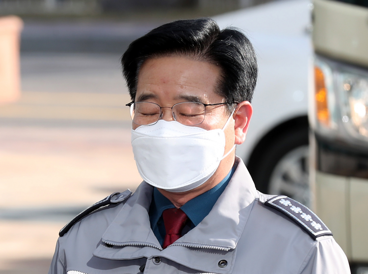 김창룡 경찰청장이 지난 25일 오후 인천 논현경찰서 앞에서 ‘인천 층간소음 흉기난동 사건’과 관련해 취재진의 질문에 답변하던 중 눈을 감고 있다. [연합]