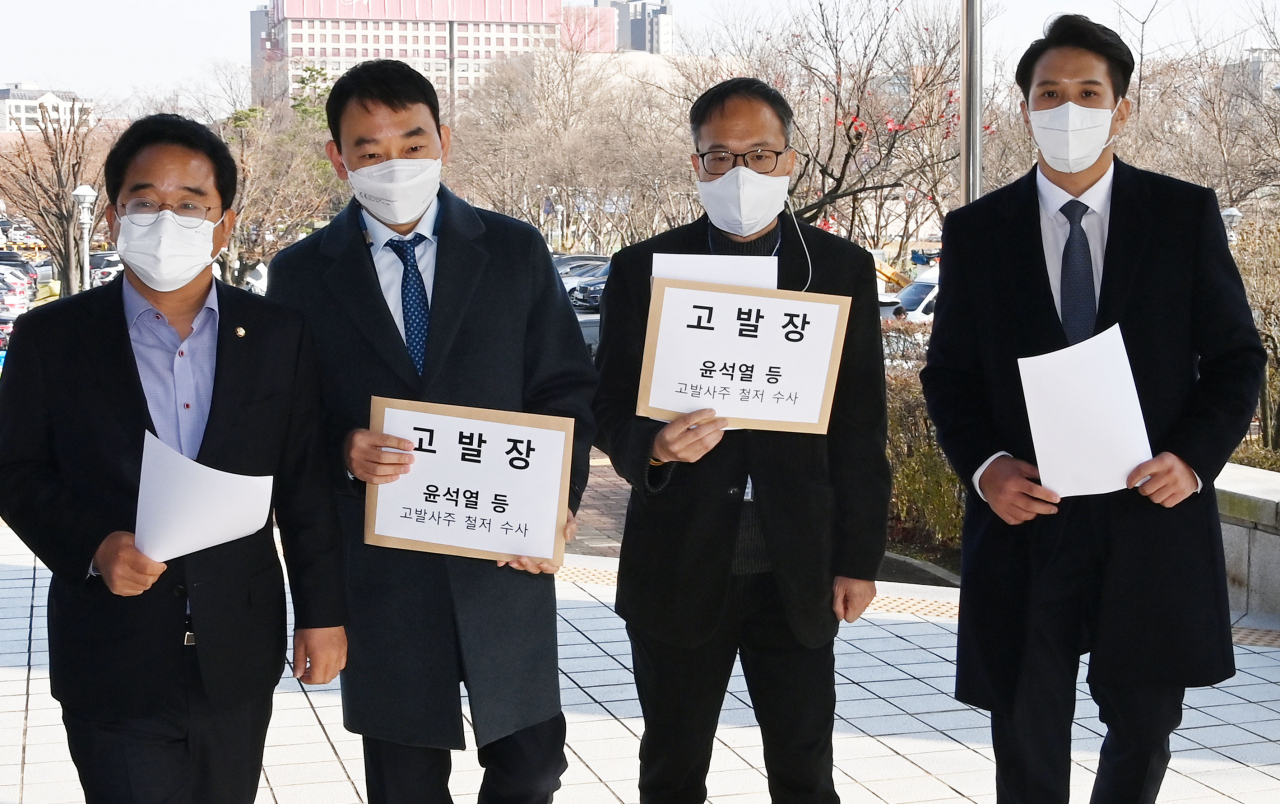 더불어민주당 윤석열 검증특위의 민병덕(왼쪽부터)·김용민·박주민·전용기 의원이 지난 25일 경기 과천 정부과천청사에서 ‘윤석열 검찰 고발사주 의혹’과 관련해 고위공직자범죄수사처에 고발장 접수와 함께 항의 방문을 하고 있다. [연합]