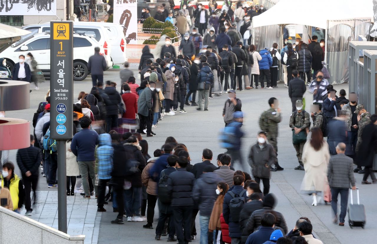 25일 오후 서울역 광장에 마련된 신종 코로나바이러스 감염증(코로나19) 임시 선별검사소에서 검사를 받으려는 시민들이 줄을 서고 있다. [연합]