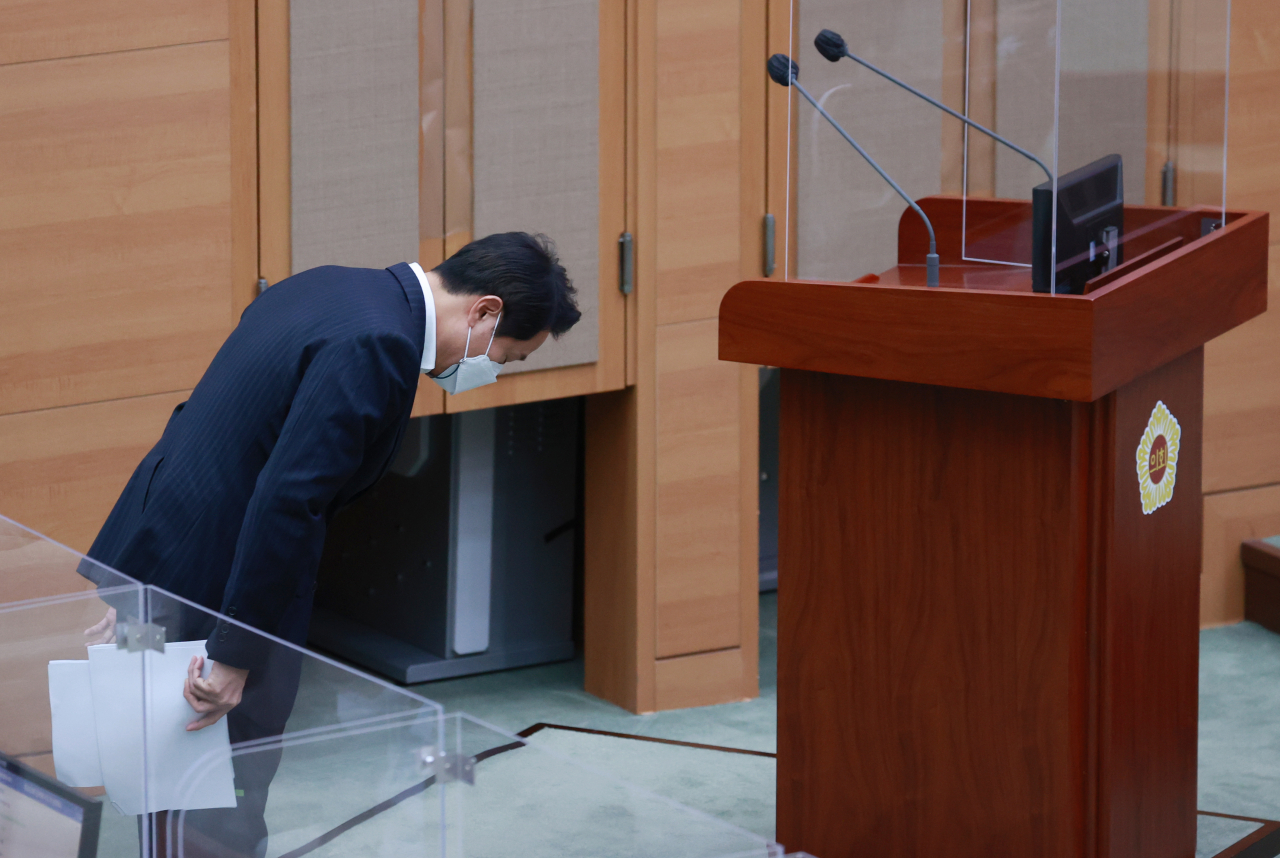 오세훈 서울시장이 16일 서울 중구 서울시의회에서 열린 제303회 정례회 2차 본회의에서 질의에 답변하기 위해 발언대로 향하며 인사하고 있다. [연합]