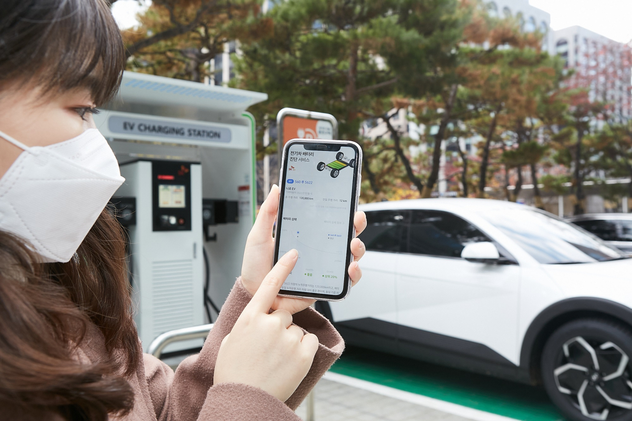 SK온이 배터리 상태를 운전자가 스마트폰으로 직접 확인할 수 있는 기술을 개발해 ‘배터리 진단 서비스’를 시작한다다. SK온 직원들이 배터리 진단 서비스를 체험해보고 있다.[SK온 제공]