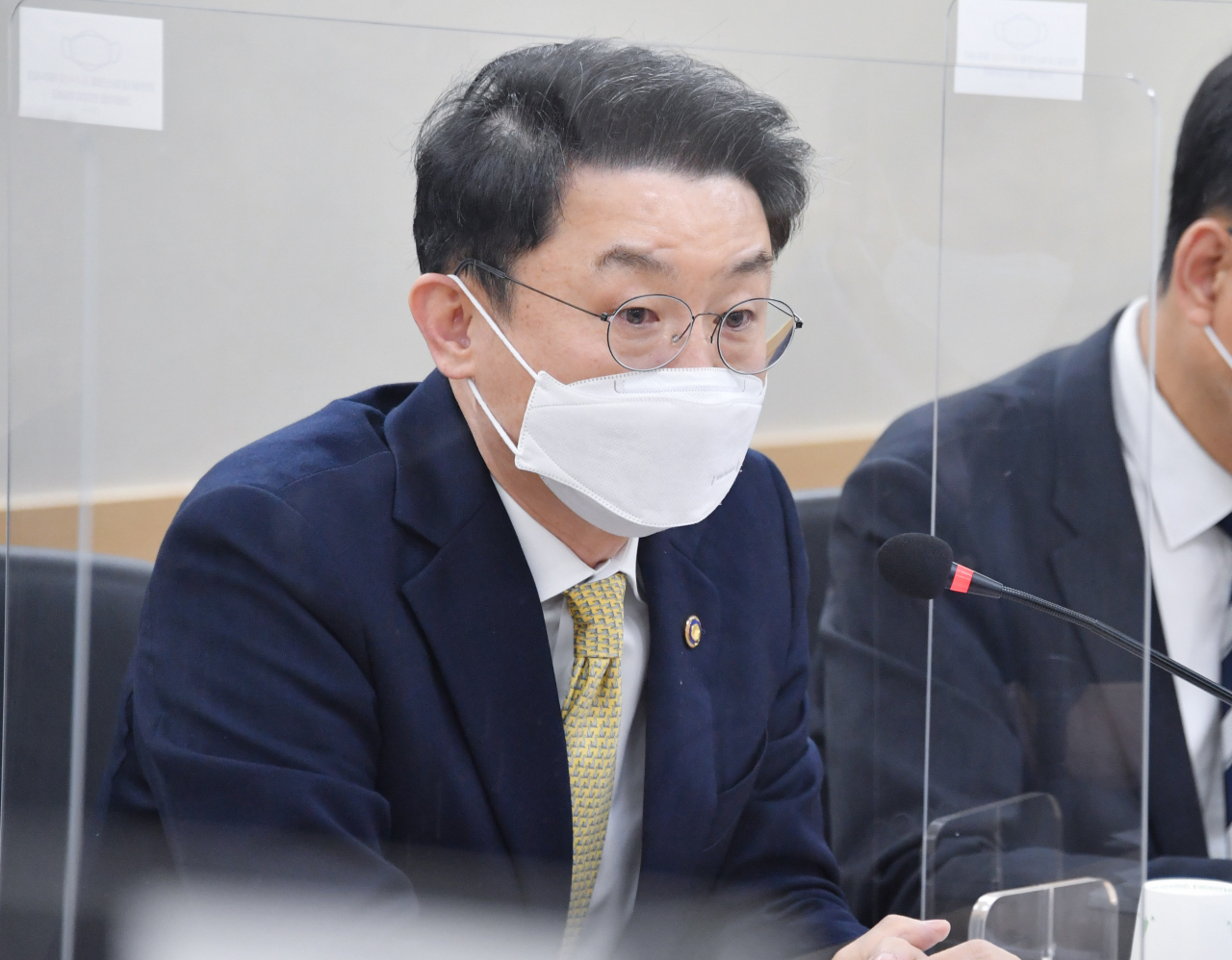 이억원 기획재정부 차관이 26일 서울 광화문 정부청사에서 열린 '경제안보 핵심품목 TF 제1차 회의'를 주재, 모두발언을 하고 있다. 이 차관은 이날 회의에서 4000여개 품목을 대상으로 조기경보시스템(EWS)을 가동하고, 100~200개 경제안보 핵심품목을 지정해 맞춤형 수급안정화 방안을 마련해 추진하겠다고 밝혔다. [기획재정부 제공]