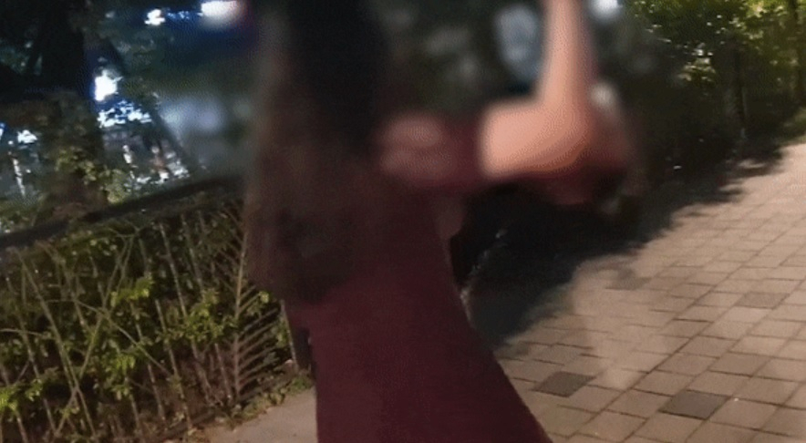 지난 7월 30일 서울의 한 아파트에서 술에 취한 20대 여성이 40대 남성을 폭행하고 있다. [온라인 커뮤니티 캡처]