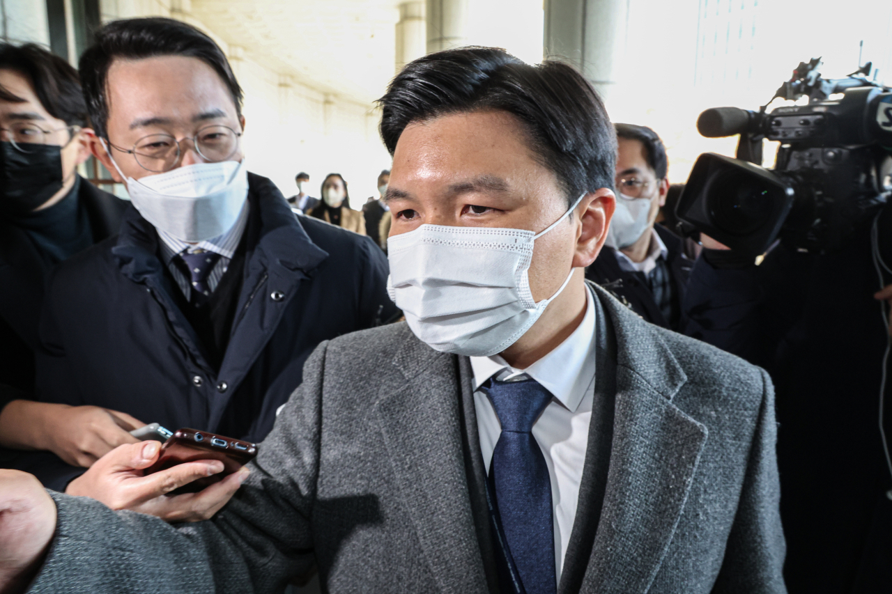 고위공직자 범죄수사처(공수처) 수사 관계자들이 26일 오전 서울 서초구 대검찰청에서 ‘이성윤 서울고검장 공소장 유출 의혹’과 관련한 서버 압수수색을 위해 청사로 들어가고 있다. 공수처 수사3부는 오전 10시께부터 대검 정보통신과에 압수수색을 진행 중이다. [연합]