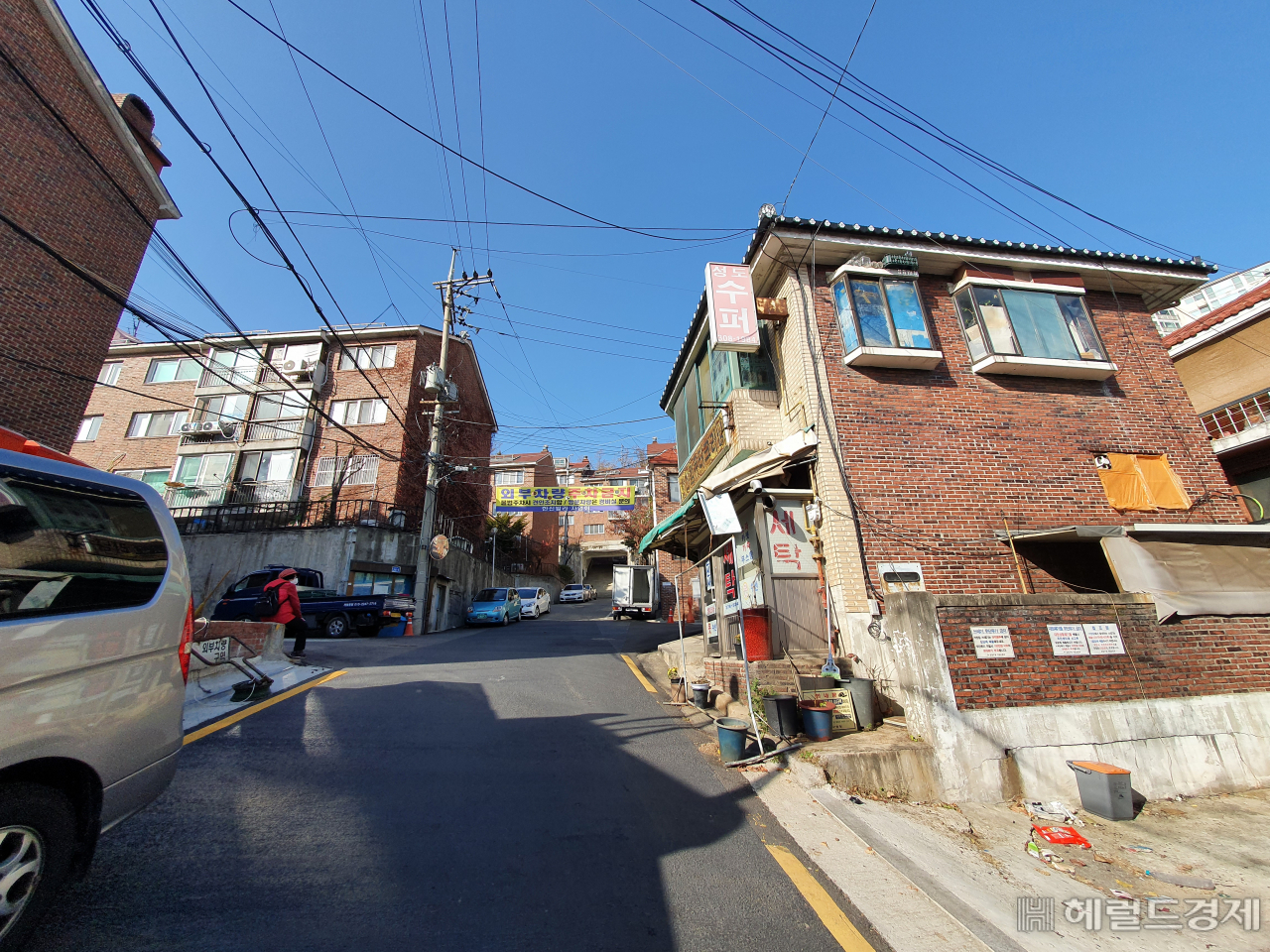 증산4구역은 연내 2.4대책 도심복합사업 사업지 선정이 유력한 곳이다. 권리산정일인 6월29일 이후로 거래가 막혀 일대 공인중개업소는 한산한 모습을 보였다. 주민들 사이에선 노후화된 주거환경이 정비사업으로 개선되기를 바라는 목소리가 컸다. [이민경 기자]