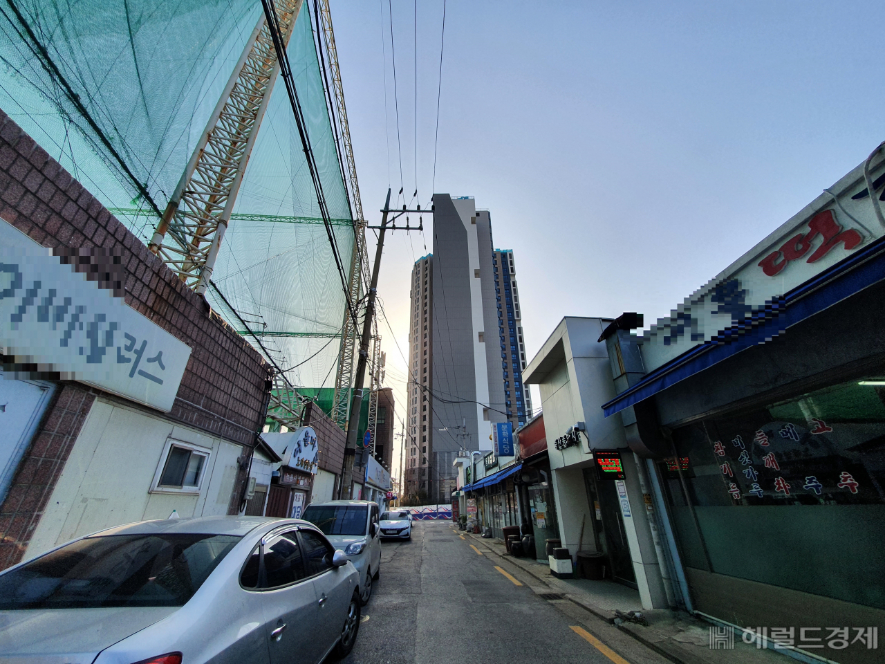 증산3구역에서 바라본 증산2구역 모습. 증산2구역 재개발로 들어서는 DMC센트럴자이 아파트는 내년 봄 입주를 앞두고 한창 막바지 공사중이었다. 현재 이 아파트 59㎡(전용) 입주권은 13억원 후반에 매물로 나와있다. 분양가 대비 약 9억원의 프리미엄이 형성되며 은평구 증산동 일대의 달라진 위상을 체감케했다. [이민경 기자]