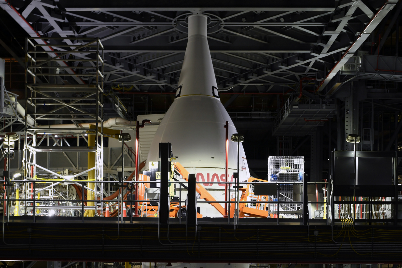 미국 항공우주국(NASA)의 유인 달탐사 아르테미스 프로그램의 일부인 오리온을 우주발사시스템(SLS) 로켓에 결합한 모습. [UPI]
