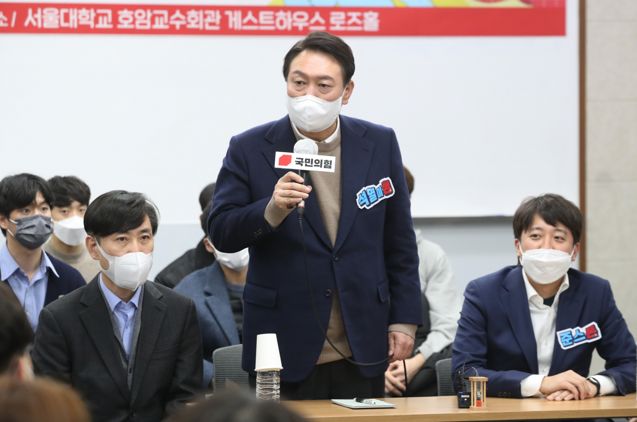 윤석열 국민의힘 대선 후보가 25일 저녁 서울 관악구 서울대학교 호암교수회관 게스트하우스 로즈홀에서 열린 '국민의힘 서울캠퍼스 총회'에서 인사말을 하고 있다. 오른쪽은 국민의힘 이준석 대표. [국회사진기자단]
