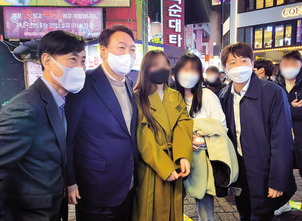 대선이 100여일 앞으로 다가옴에 따라 이재명 더불어민주당 대선후보와 윤석열 국민의힘 대선후보의 민생 현장 행보도 빨라지고 있다. 지난 21일 부인 김혜경씨와 함께 충북 청주시 상당구 육거리종합시장을 방문한 이 후보와 25일 서울 관악구 신림동 순대타운을 찾은 윤 후보. [연합]