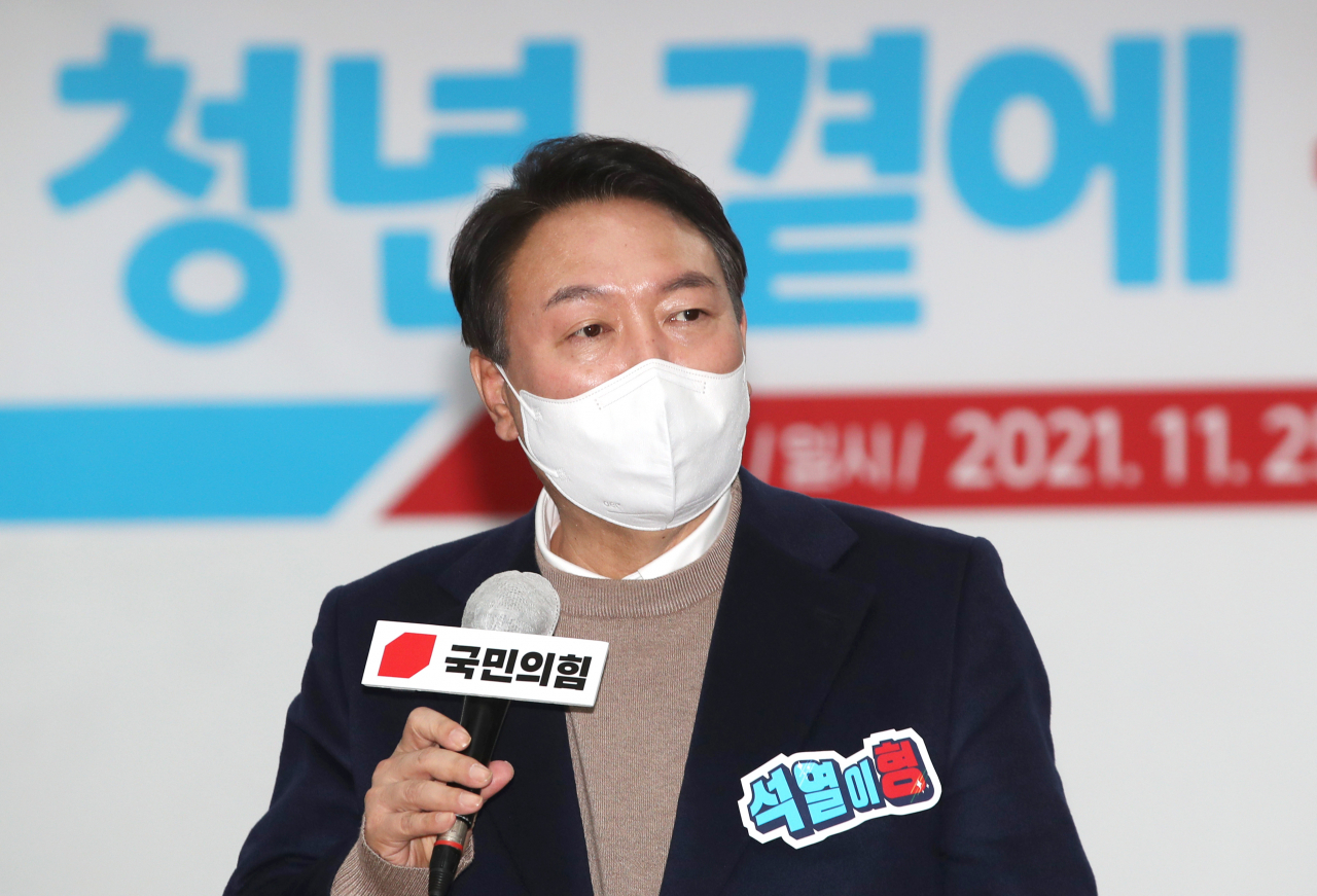 국민의힘 윤석열 대선 후보가 지난 25일 저녁 서울 관악구 서울대학교 호암교수회관 게스트하우스 로즈홀에서 열린 '국민의힘 서울캠퍼스 총회'에서 인사말을 하고 있다. [연합]