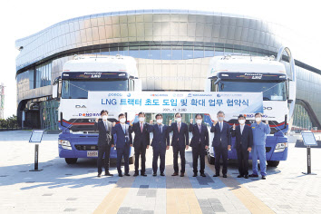 한국가스공사와 포스코, 타타대우상용차 등 관계자들이 지난 2일 ‘친환경 물류 실현을 위한 LNG 화물차 보급 협력’에 관한 업무협약을 체결한 후 기념촬영을 하고 있다. [한국가스공사 제공]