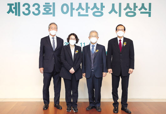 서울시 송파구 아산사회복지재단에서 25일 열린 ‘제33회 아산상 시상식’에서 정몽준(왼쪽부터) 아산재단 이사장, 최영아 서북병원 의사, 김우정 헤브론의료원 의료원장, 권순영 영양과 교육 인터내셔널 대표가 기념촬영을 하고 있다 .[아산사회복지재단]