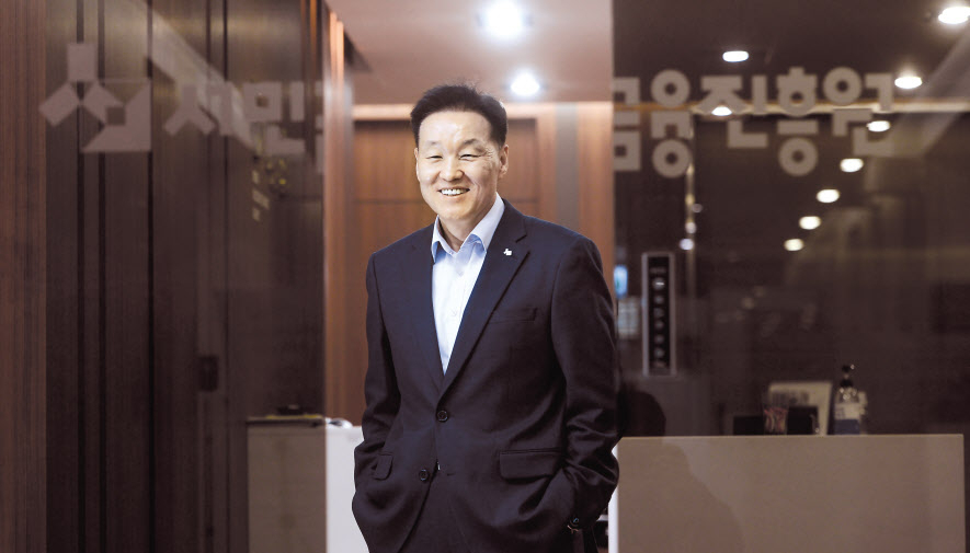 이계문 서민금융진흥원 원장은 사회적으로 큰 문제가 되고 있는 ‘자산 양극화’에 대한 해법을 시장에서 찾고 있다. 서 원장의 서민금융 지원 시스템은 지금 세계은행이 공유를 요청할 정도다. 이른바 ‘K-서민금융 모델’이다. 방탄소년단(BTS)와 함께 유엔 글로벌 지속가능 리더 100인에 선정된 서 원장을 22일 오후 서울 중구 서민금융진흥원에서 만났다. 박해묵 기자