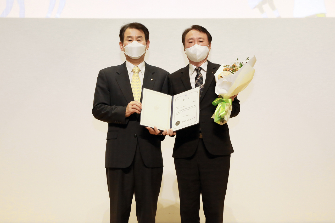 지난 25일 진행된 제16회 금융공모전 시상식에서 정은보 금융감독원장(사진 왼쪽)과 권준학 NH농협은행장(사진 오른쪽)이 기념촬영을 하고 있다.
