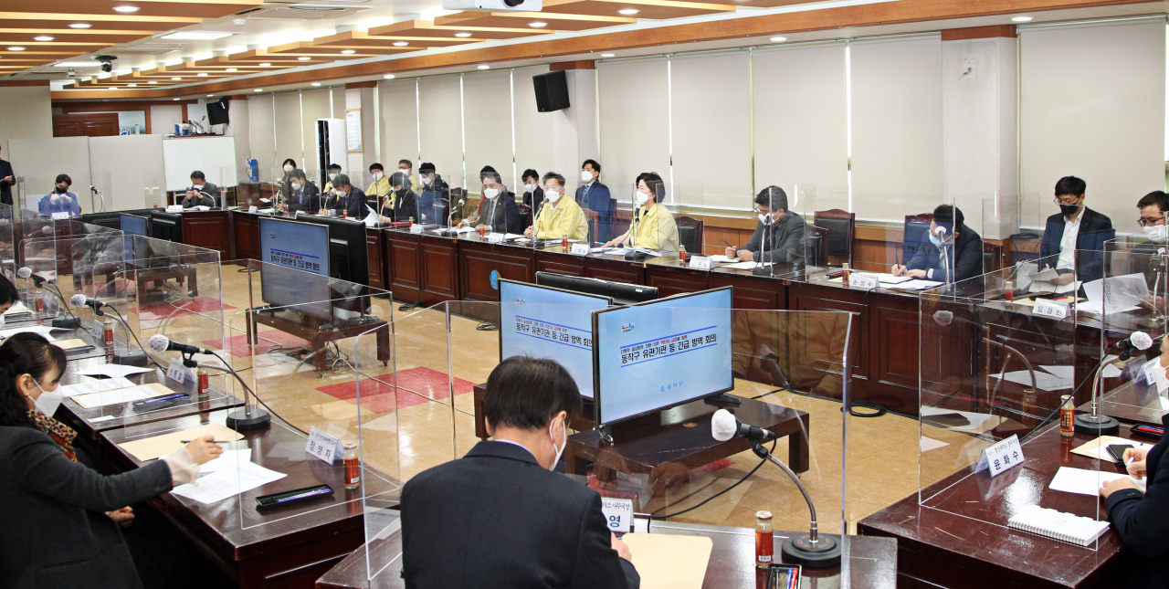 이창우 동작구청장이 26일 코로나19 관련 긴급회의를 주재하고 있다. [사진=동작구]