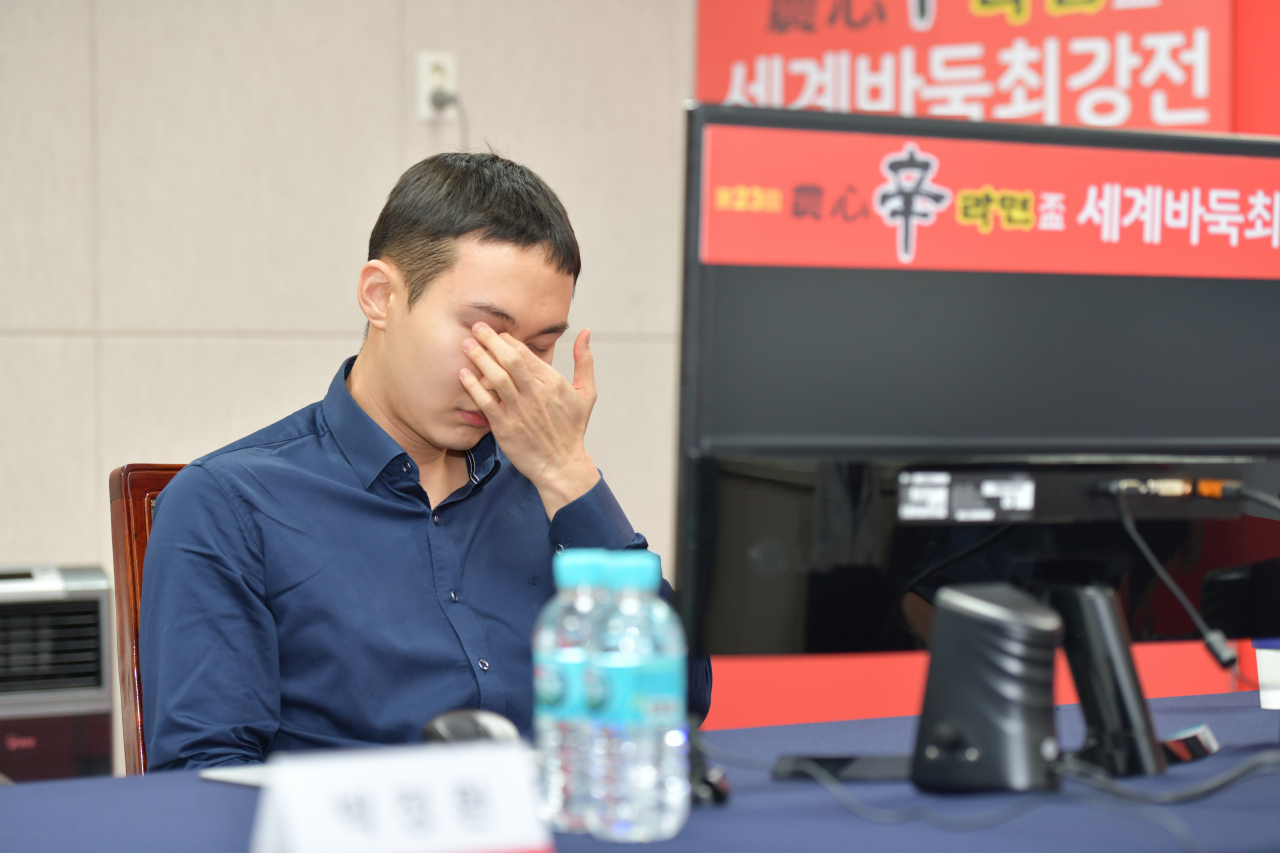 박정환 9단이 26일 판팅위와의 대국에서 고전이 이어지자 괴로워하고 있다.[한국기원 제공]