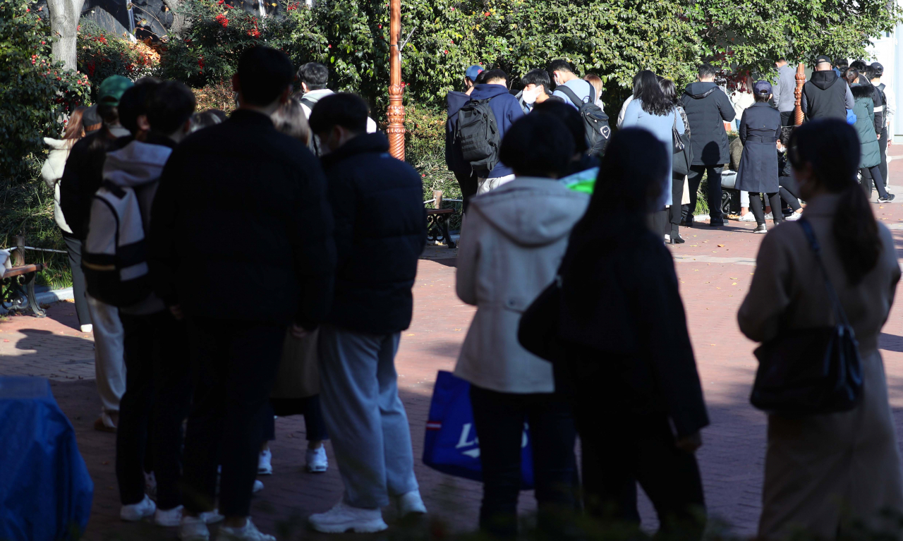 26일 대구 중구 국채보상운동 기념공원에 설치된 신종 코로나바이러스 감염증(코로나19) 임시선별검사소에서 시민들이 코로나19 진단검사를 기다리고 있다. 연합뉴스