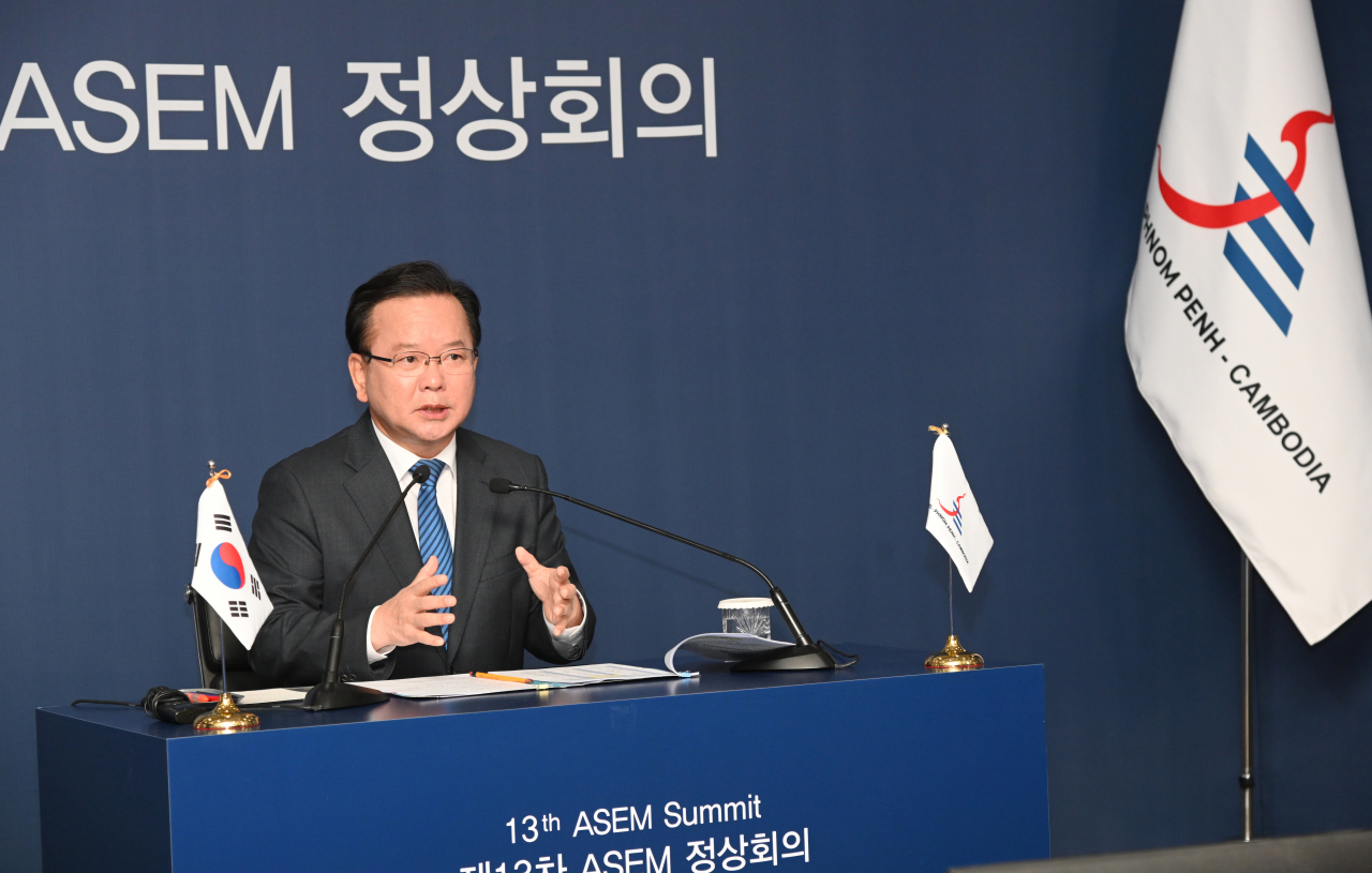 김부겸 국무총리가 26일 정부서울청사에서 '동반성장을 위한 다자주의 강화'를 주제로 실시간 화상으로 개최되는 제13차 ASEM 정상회의 리트리트 세션에 참석해 발언하고 있다. 연합뉴스