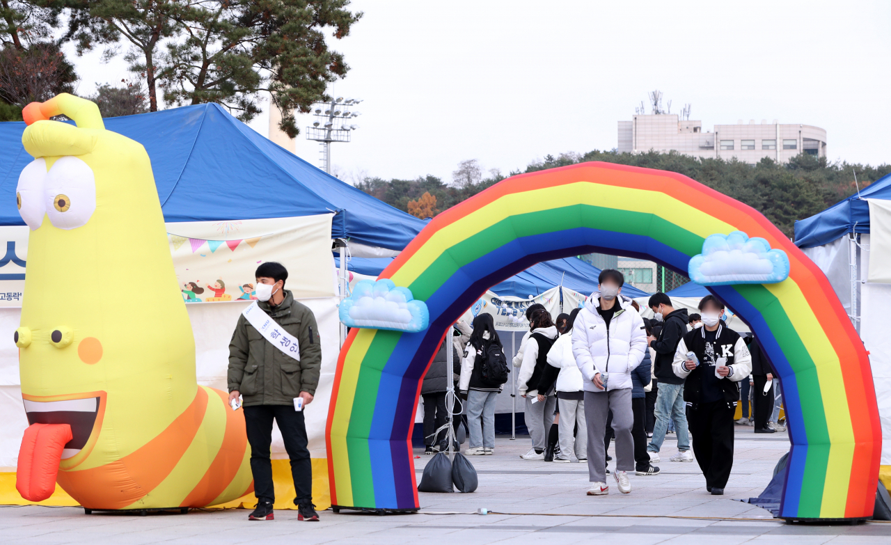 지난 17일 강원 춘천시 강원대학교에서 열린 가을 축제 '백령대동제' 행사장이 학생들로 붐비고 있다. [연합]