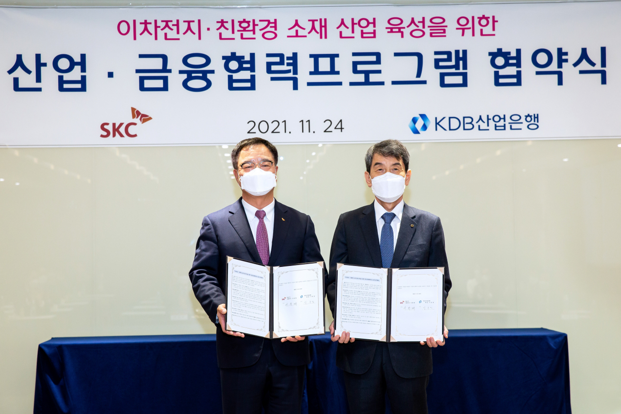 이완재(왼쪽) SKC 사장과 이동걸 산업은행 회장이 지난 24일 전북 정읍 SK넥실리스 정읍공장에서 산업·금융협력 프로그램 협약을 한 뒤 기념사진을 찍고 있다.