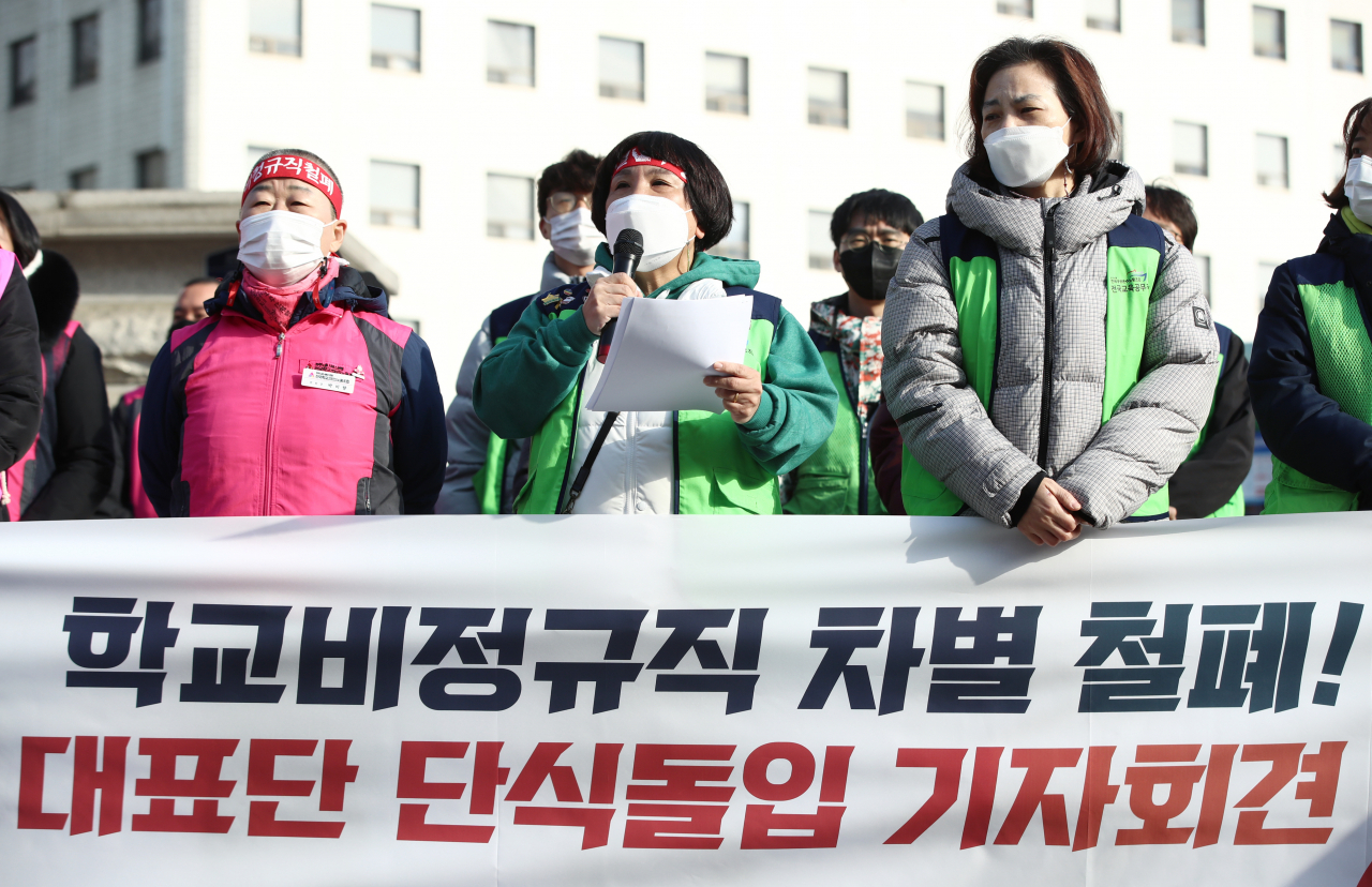 이달 22일 오전 서울 종로구 서울시교육청 앞에서 열린 ‘2차 총파업 선포 및 대표단 단식 돌입 기자회견’에서 이윤희 전국교육공무직본부장이 규탄 발언을 하는 모습. [연합]