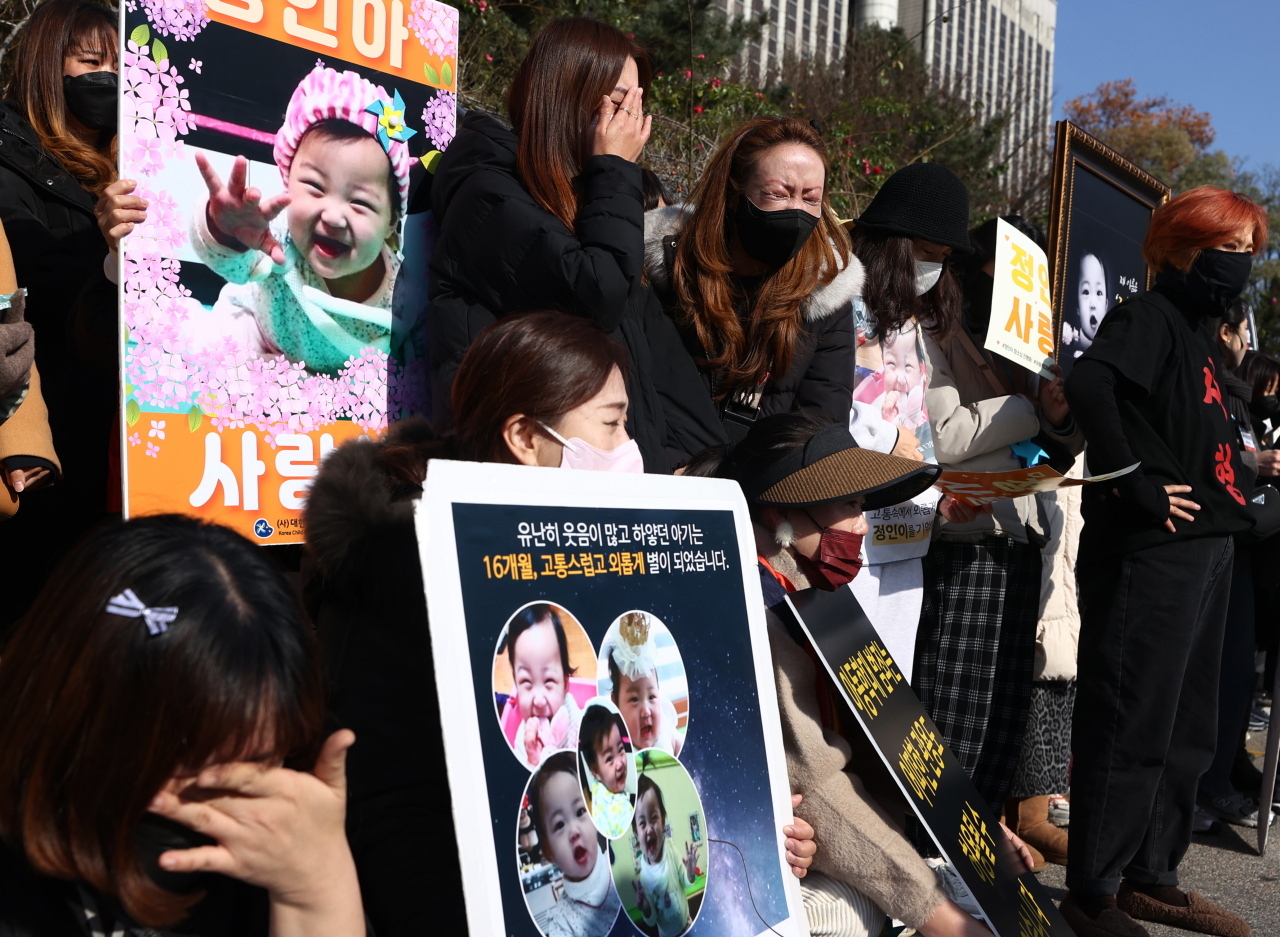 생후 16개월 된 입양아 정인이를 학대한 끝에 숨지게 한 혐의로 1심에서 무기징역을 선고받았던 양모 장모 씨가 지난 26일 서울 서초구 서울고법에서 열린 항소심에서 징역 35년으로 감형받았다. 법원 앞에서 감형 소식을 전해들은 아동학대 관련 시민단체 회원들이 오열하고 있다. [연합]
