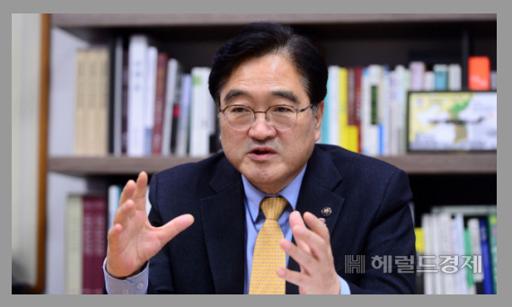 25일 오후 서울 여의도 국회의원회관에서 더불어민주당 우원식 의원이 본지와 인터뷰를 하고 있다. 이상섭 기자