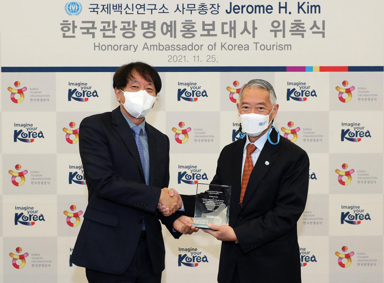 제롬김(오른쪽) 사무총장이 안영배 한국관광공사 사장으로부터 한국관광 명예홍보대사 위촉패를 받고 있다.