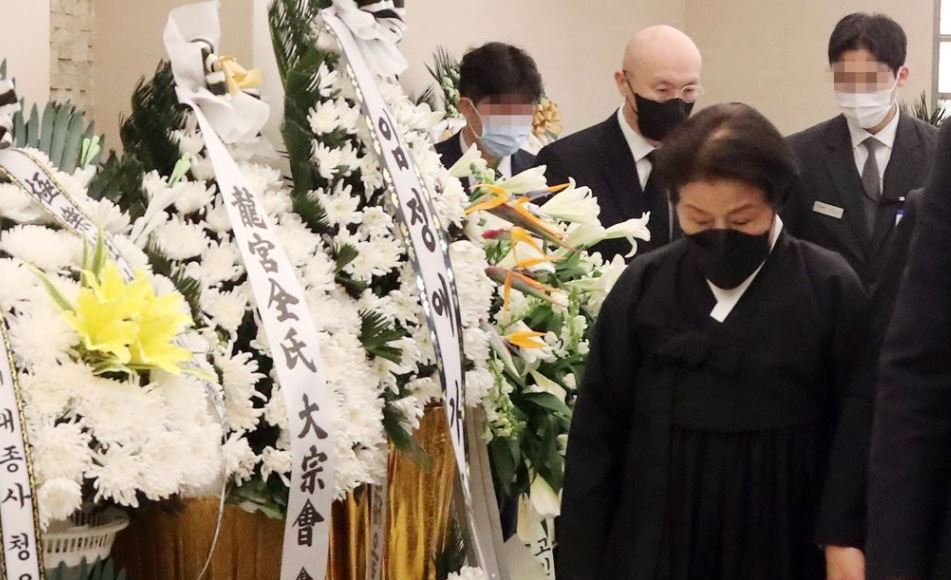 Lee Soon-ja, the widow of former President Chun Doo-hwan, and her family members mourn at Chun's memorial altar at Yonsei University Severance Hospital on Nov. 25, 2021. (Pool photo) (Yonhap)
