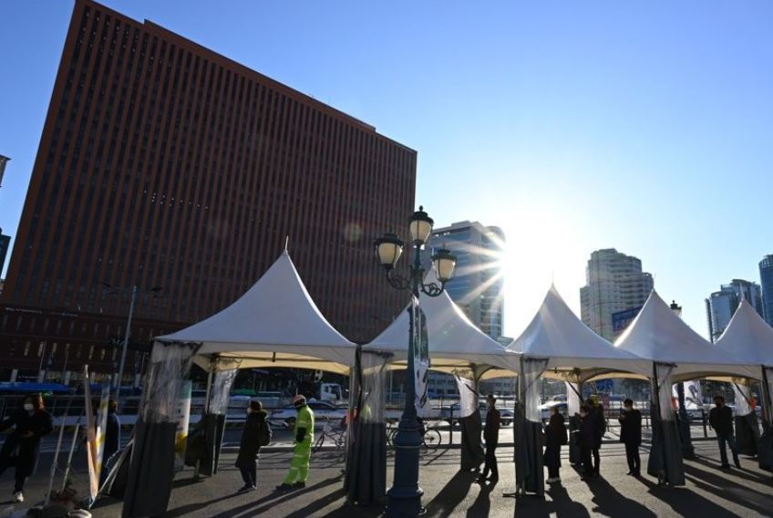 People wait in line to get COVID-19 tests at a virus testing site near Seoul Station in central Seoul on Nov. 26, 2021. (Yonhap)
