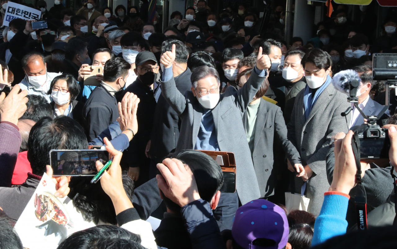 더불어민주당 이재명 대선후보가 27일 전남 장흥군 정남진장흥토요시장을 방문, 지지자들에게 손을 들어 인사하고 있다. [연합뉴스]