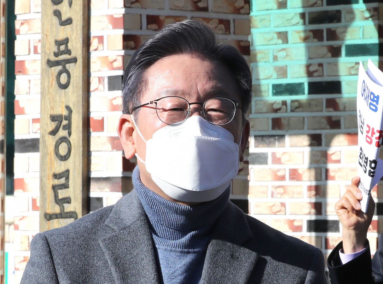 더불어민주당 이재명 대선후보가 27일 전남 강진군 군동면 안풍 마을회관에서 열린 강진 농민들과 함께하는 국민반상회를 마친 뒤 취재진의 질문에 답변하고 있다. 연합뉴스