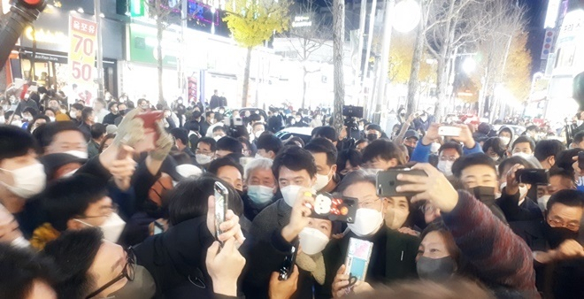 27일 저녁 전남 순천을 방문한 이재명 민주당 대선 후보가 수천명으로 추산되는 지지자들에 둘러싸인 채 사진 촬영에 응하고 있다. 박대성 기자 / parkds@heraldcorp.com