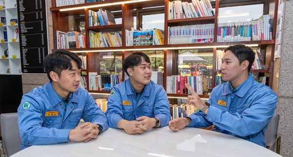 포스코 취업아카데미 1기 수료 후 포스코에 합격한 광양제철소 신입사원 3명(왼쪽부터 이홍구, 유준상, 정유상 씨)이 취업 비결 등의 이야기를 나누고 있다. [포스코 제공]