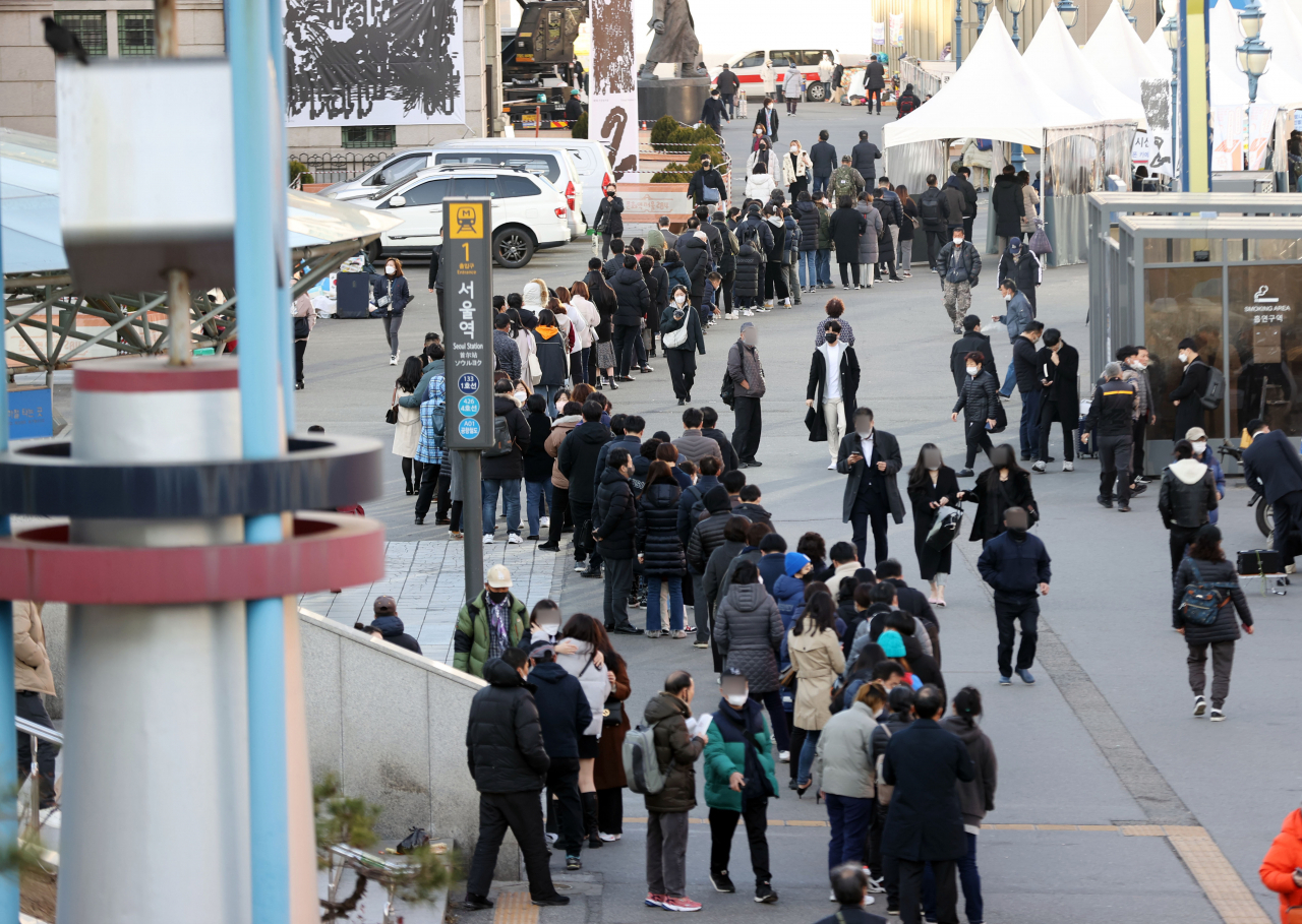 지난 25일 오후 서울역 광장에 마련된 신종 코로나바이러스 감염증(코로나19) 임시 선별검사소에서 검사를 받으려는 시민들이 줄을 서고 있다. [연합뉴스]