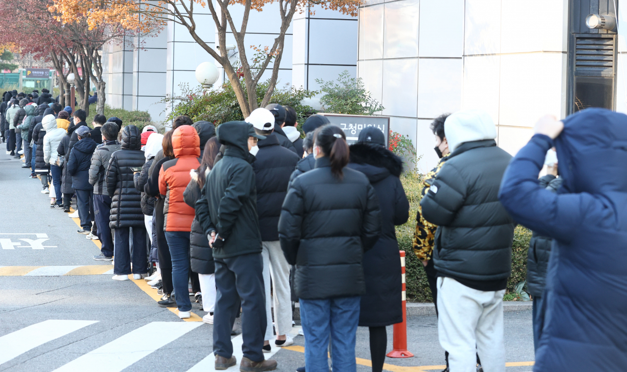 전국에서 신종 코로나바이러스 감염증(코로나19) 신규 확진자 수가 3928명을 기록한 28일 오전 서울 송파구보건소 선별진료소를 찾은 시민들이 코로나19 검사를 받기 위해 줄을 서 있다. [연합뉴스]