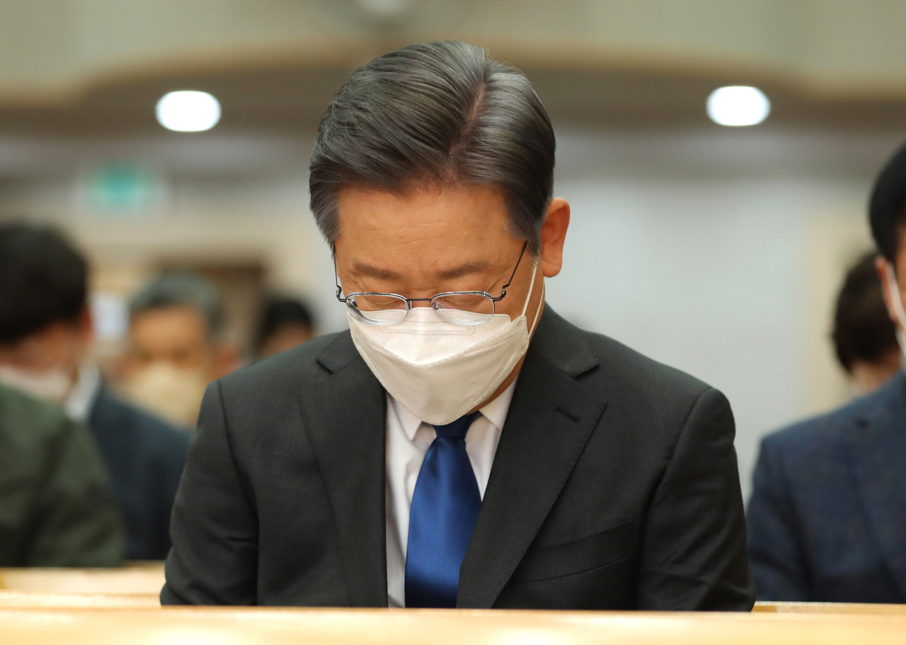 더불어민주당 이재명 대선후보가 28일 광주시 남구 양림교회에서 열린 주일 예배에 참석해 기도하고 있다. 연합뉴스