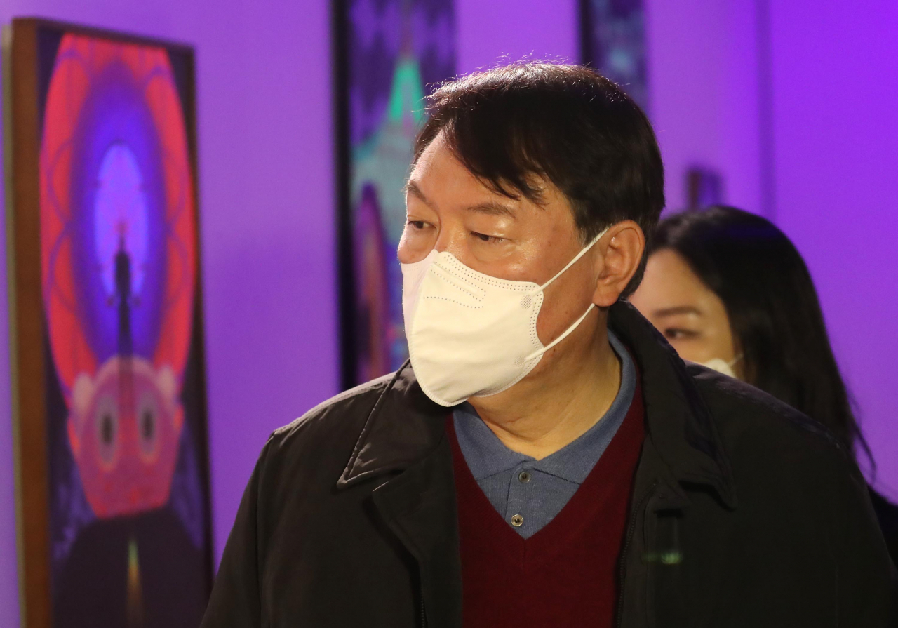 윤석열 국민의힘 대선 후보가 지난 27일 오후 서울 서초구 예술의전당에서 열린 '마스커레이드 전(展)'을 찾아 청년 작가들과 함께 전시작품들을 관람하고 있다. [연합뉴스]