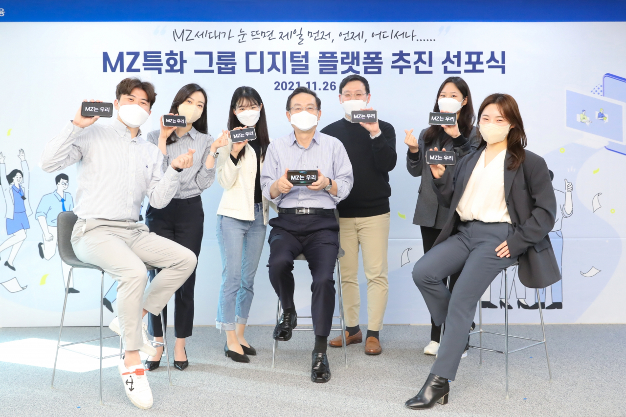 우리금융그룹 손태승 회장은 지난 26일 서울 중구 소재 우리금융 본사에서 디지털혁신위원회를 개최하고 그룹사 MZ세대 직원들과 함께 기념촬영을 하고 있다. [우리금융그룹 제공]
