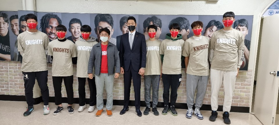 서울 SK의 연고지명 선수들이 28일 경기장을 찾아 전희철 감독(왼쪽에서 5번째)과 기념촬영을 했다.[SK나이츠 제공]