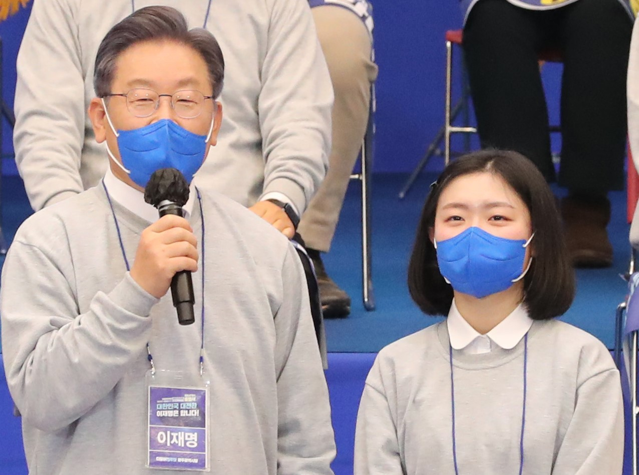 이재명 더불어민주당 대선후보가 28일 광주시 서구 김대중컨벤션센터에서 열린 광주 대전환 선대위 출범식에서 광주여고 3학년인 남진희 공동선대위원장을 소개하고 있다. [연합]
