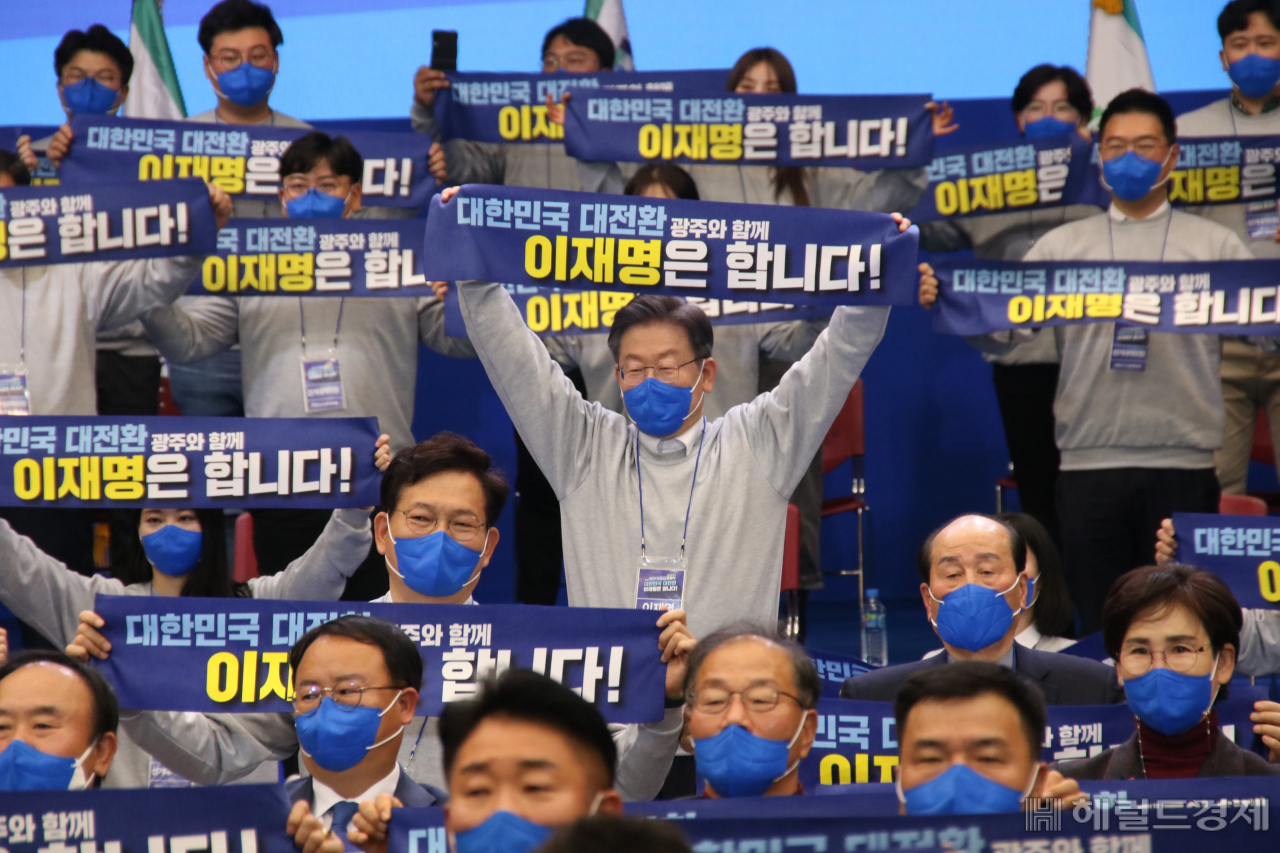 이재명 더불어민주당 대선후보가 28일 광주 김대중컨벤션센터에서 열린 ‘광주 대전환 선대위’에 참석해 각오를 밝히고 있다.