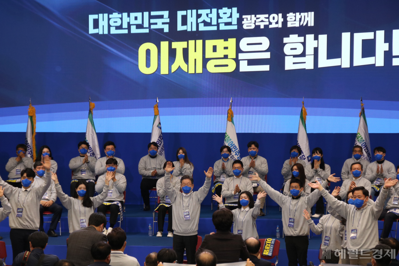 이재명 더불어민주당 대선후보가 28일 김대중컨벤션센터에서 열린 광주 대전환 선대위 출범식에서 참석자들과 대선 승리를 다짐하는 퍼포먼스를 하고 있다.