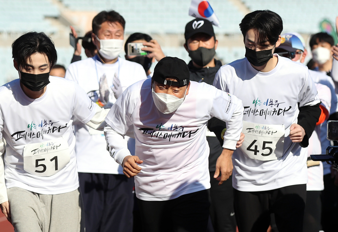 '국민 마라토너' 이봉주가 28일 경기도 부천시 부천종합운동장에서 열린 '이봉주 쾌유 기원 마라톤'에서 출발선을 박차며 달리고 있다. [연합]