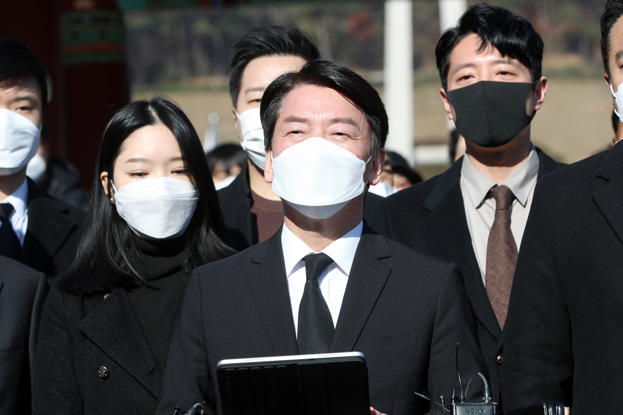 국민의당 안철수 대선 후보가 28일 오전 광주 북구 국립 5·18 민주묘지 참배를 마치고 기자회견을 하고 있다. [연합]