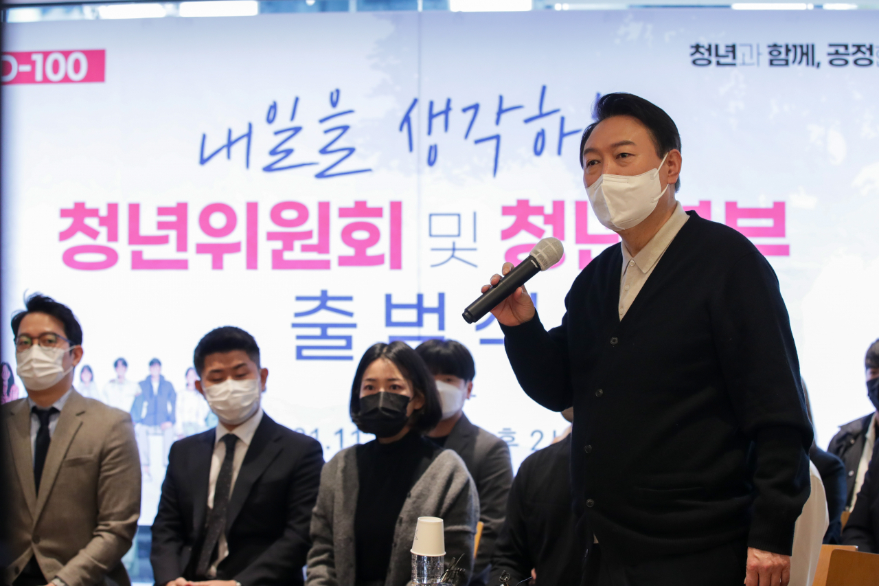 국민의힘 윤석열 대선 후보가 28일 오후 서울 여의도 하우스 카페에서 열린 '대선 D-100, 내일을 생각하는 청년위원회 및 청년본부 출범식'에서 발언하고 있다. [연합]