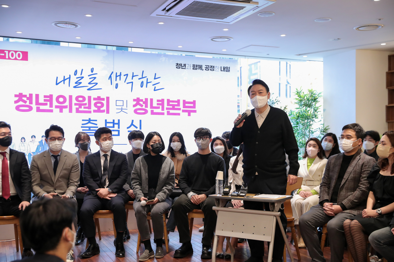 윤석열 국민의힘 대선후보가 지난 28일 오후 서울 여의도 하우스카페에서 열린 '대선 D-100, 내일을 생각하는 청년위원회 및 청년본부 출범식'에서 발언하고 있다. [연합]